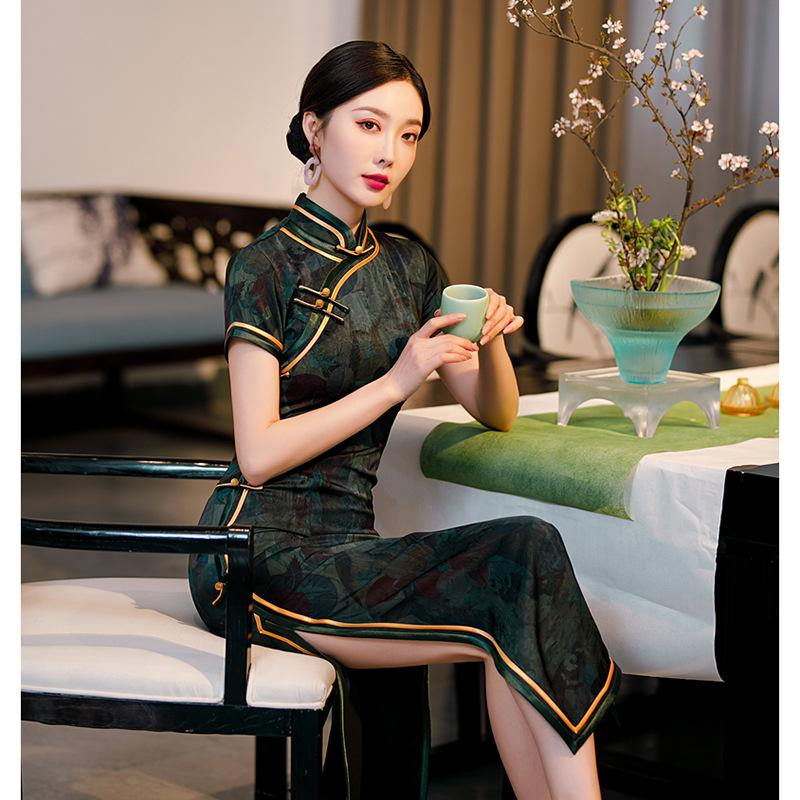111 ancient Shengjiao Chinese style retro new catwalk cheongsam improved version dress long temperament mother outfit.