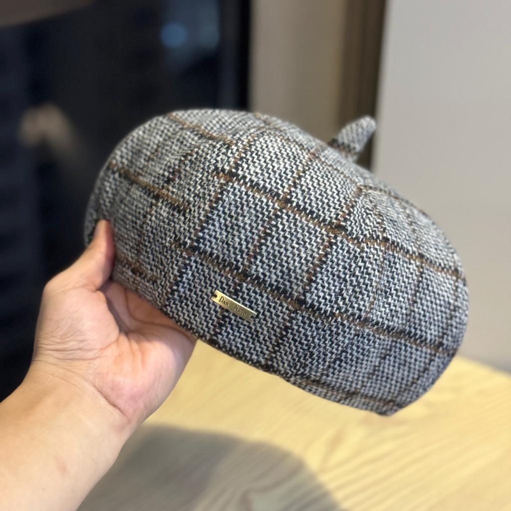 New Octagonal Hat for Women in Autumn and Winter Retro Face Showing Little Bud Painter Hat Trendy and Versatile Classic Plaid Pumpkin Beret