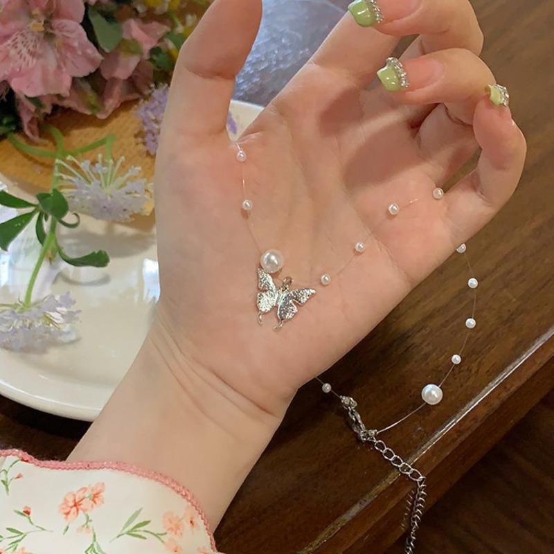 New hot-selling temperament butterfly pendant necklace, retro popular women s pearl neck chain collarbone chain