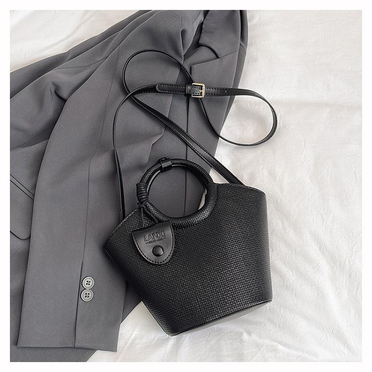 

Дизайнерская нишевая портативная сумка-ведро для женщин 2025 новая модная вместительная сумка-мессенджер ретро повседневная сумка для поездок чёрный