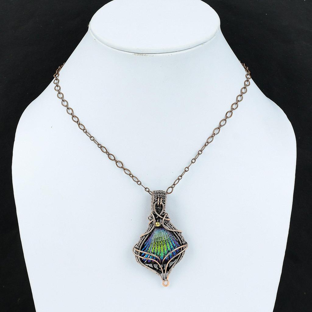 Titanbeschichteter Muschel-Anhänger Kupferdraht-umwickelter Edelstein-Anhänger Erstaunlicher Drahtschmuck Handgefertigt Einzigartiger Anhänger Kupferschmuck zum Verschenken