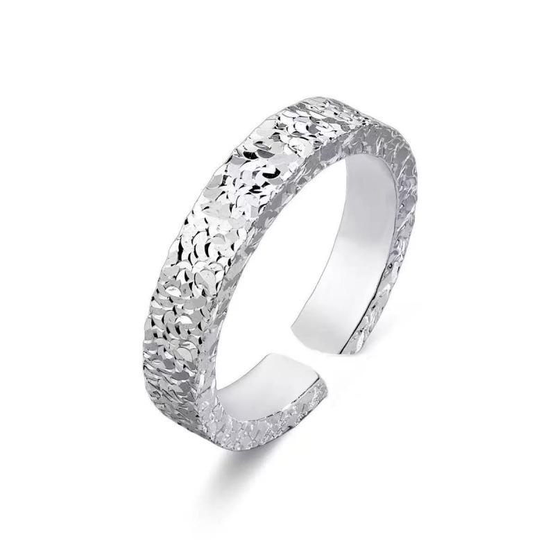Elegant Unisex Ice-Crushing Ring: Stylish, Niche Luxury, High-End Design, and Gender-Neutral.