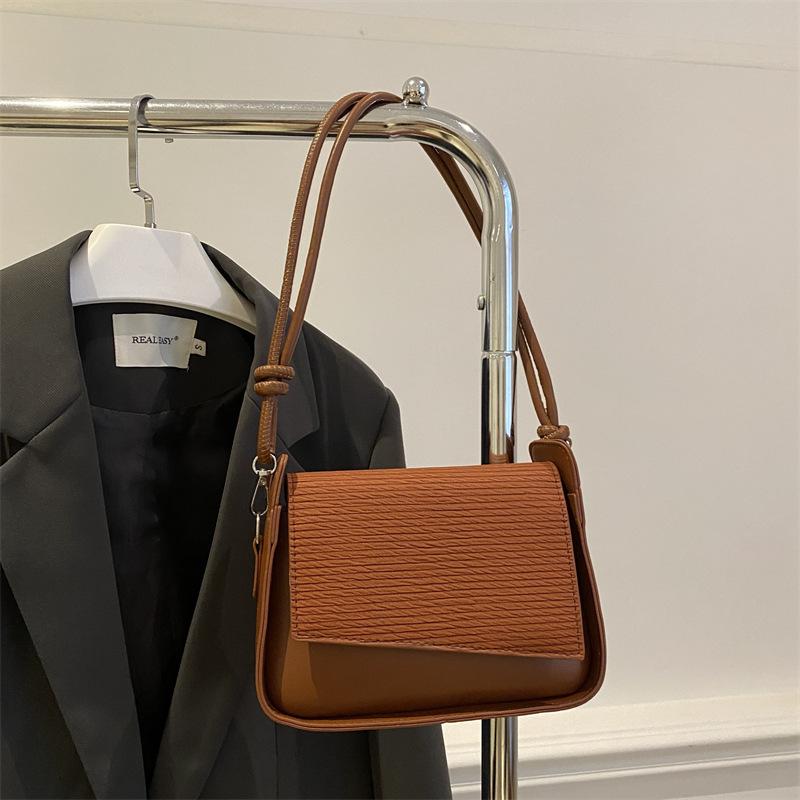 

Большая женская сумка 2025 года, зимний тренд, новая корейская версия, модная простая большая вместимость, повседневная сумка через плечо в иностранном стиле