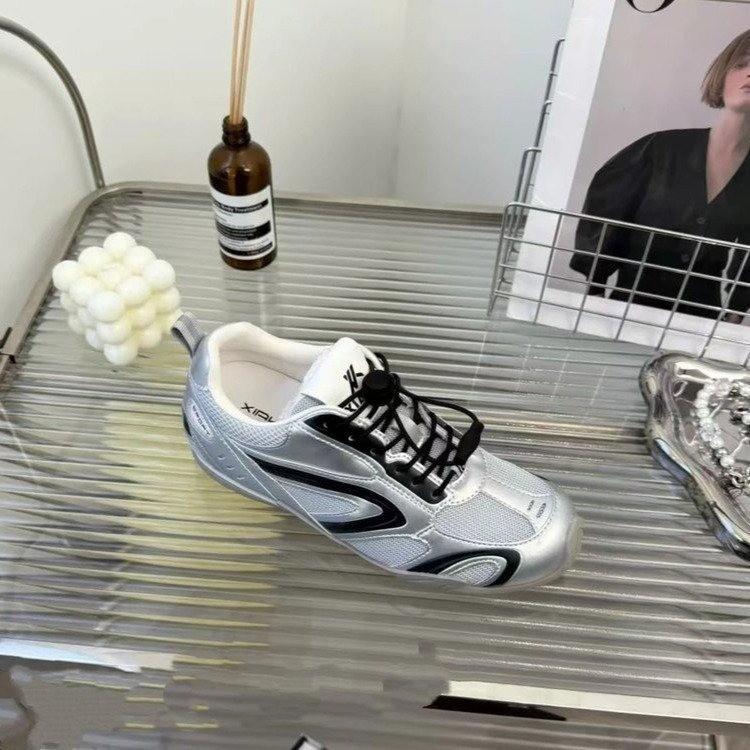 

Немецкие тренировочные кроссовки на толстой подошве с внутренней платформой для увеличения роста, женские, новые 2025 года, ретро, универсальные, сетчатые, дышащие, спортивные и для отдыха, обувь Форреста Гампа 40 серебряный