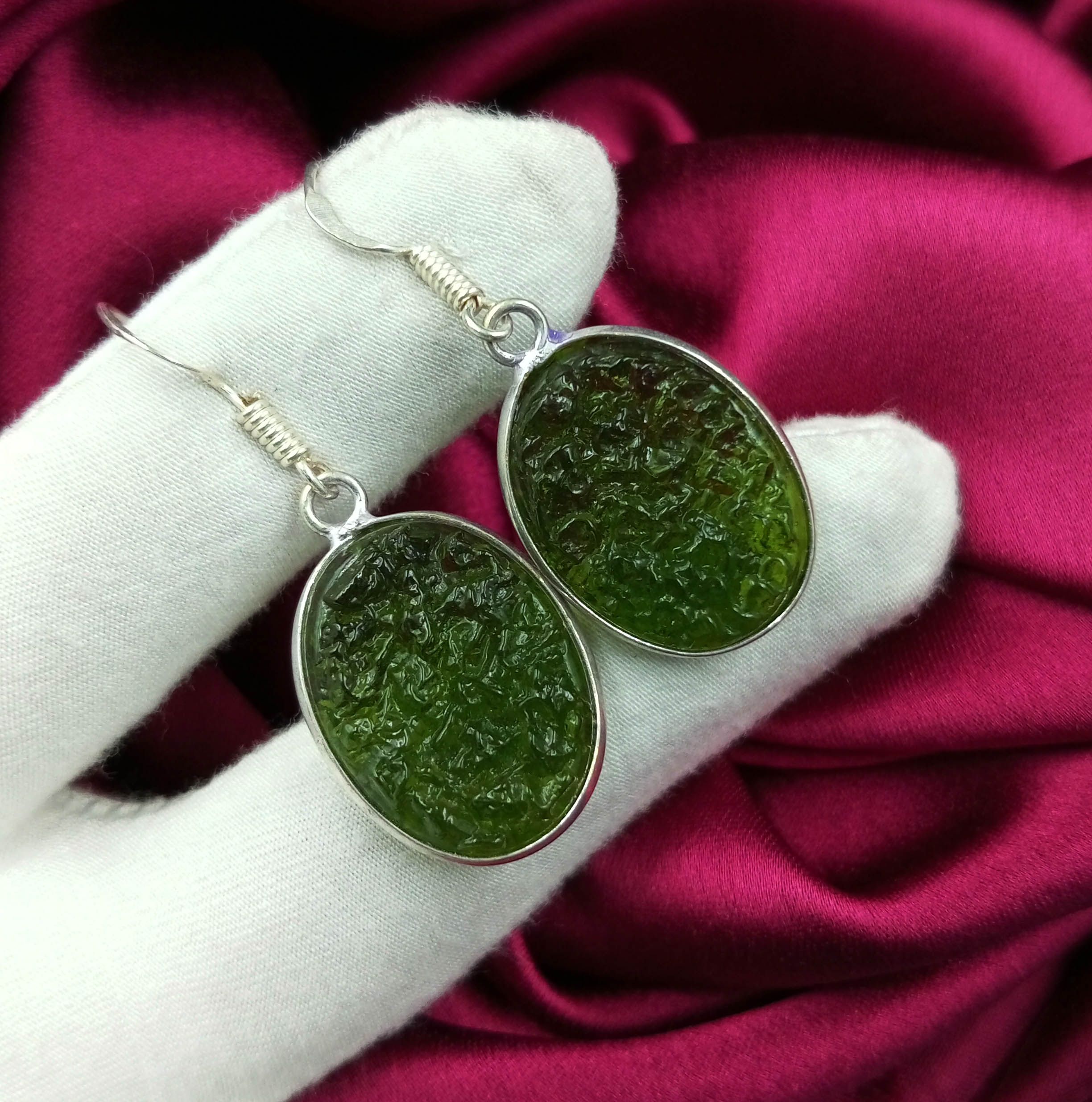 

Женские серьги-крючки с молдавитовым камнем 925 пробы с серебряным покрытием EEJ-E60