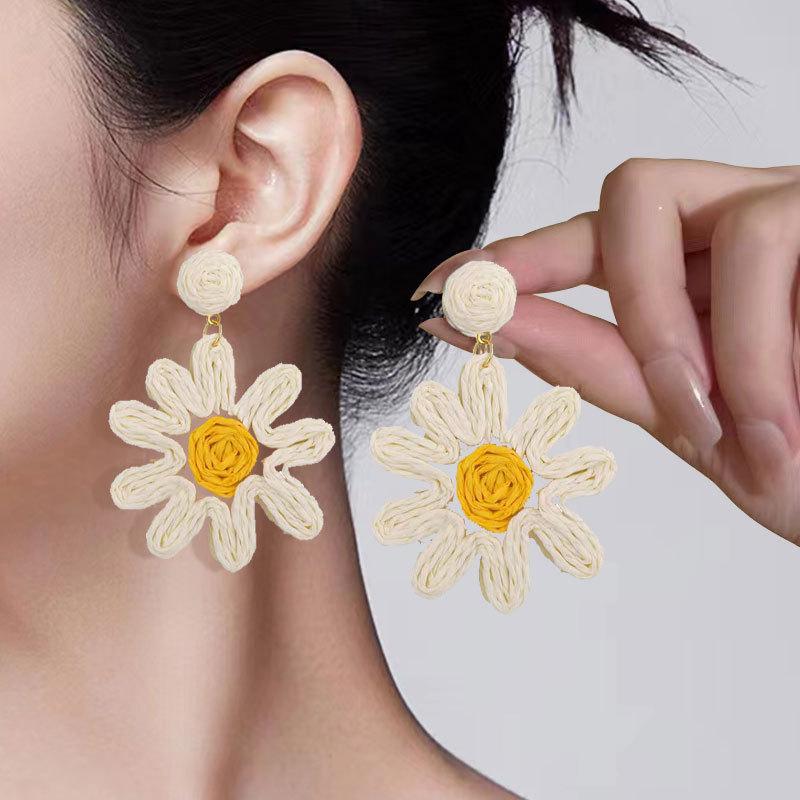 Raffite Blumenohrringe Ein hochwertiges Nadelohrring-Accessoire aus Silber