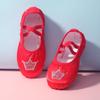 Scarpe da ballo in raso per bambini, con ricamo di corona e design a zampa di gatto.