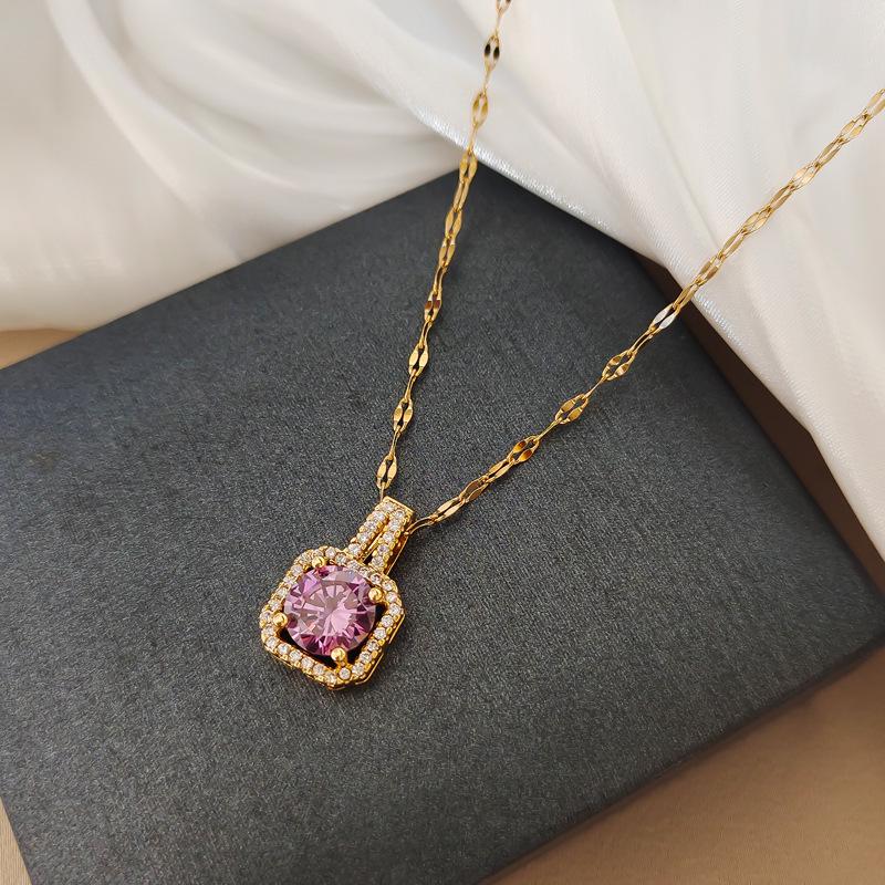 **Lively Women's Necklace: Titanium Steel & Gold-Plated Copper Clavicle Chain**
