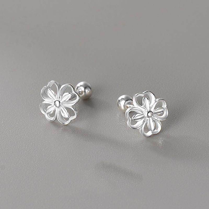 Stud Ausgehöhlte Glücksklee Ohrringe Kleine Blume Ohrknorpel Spike Schraube Schraube Sandgestrahltes Gesicht Mattiert Vierblättriger Klee Ohrringe