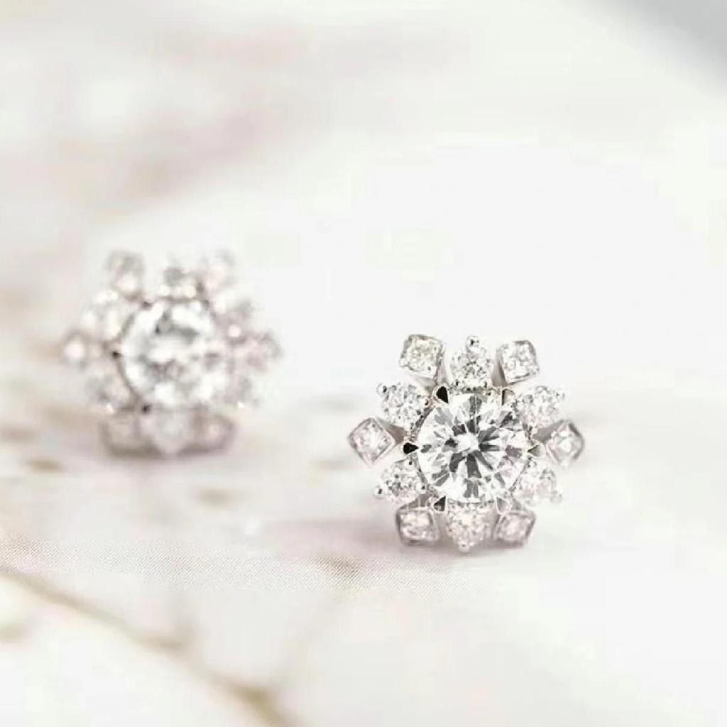 S925 Sterling Silver Moissanite Snowflake Stud Earrings for Women - Sparkly, Elegant, and Fashionable Jewelry