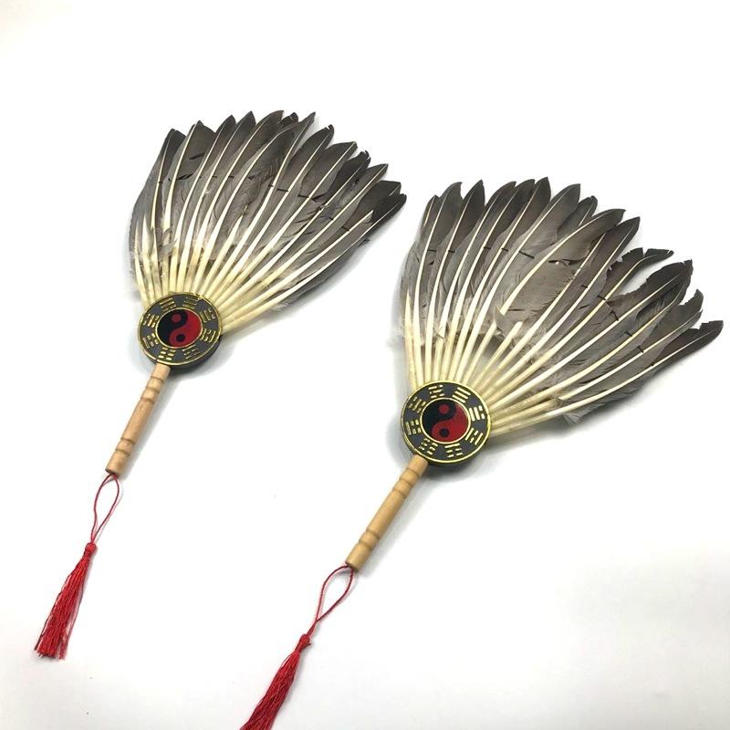 

Ручной складной веер из перьев в древнем стиле, веер с изображением Чжугэ Ляна, в китайском стиле, со встроенной линзой, ручной работы 1PCS