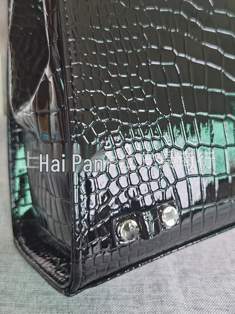 2025 Trendy Black Crocodile Print Backpack - Large Capacity, Cool & Casual Style