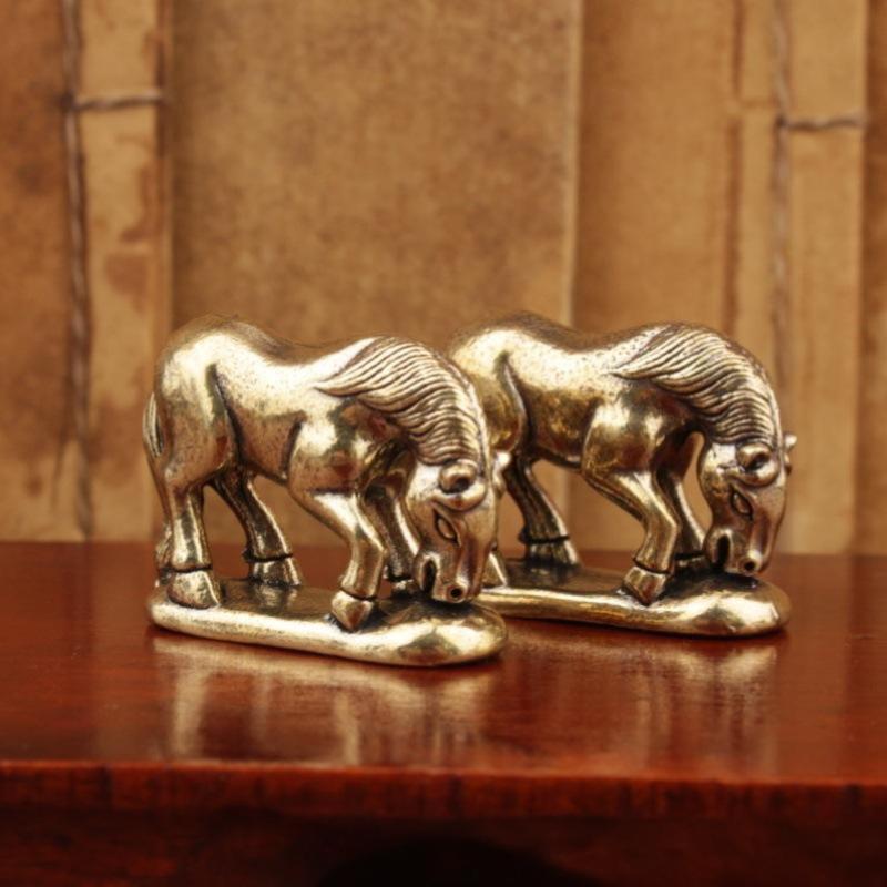 Figurka koně v roce koně, Pasoucí se kůň, Soška koně, Stolní ozdoba koně, Socha na stole v obývacím pokoji