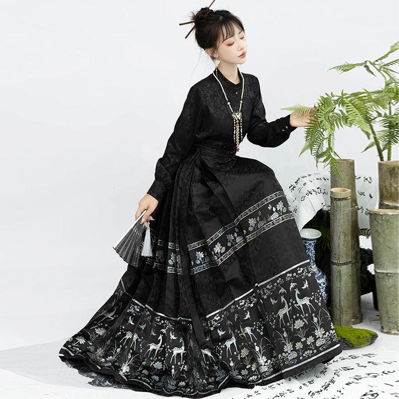 Nanxiang Jinxia [Nine-Colored Deer] Petite Women’s Hanfu: Slimming Horse Face Skirt Set