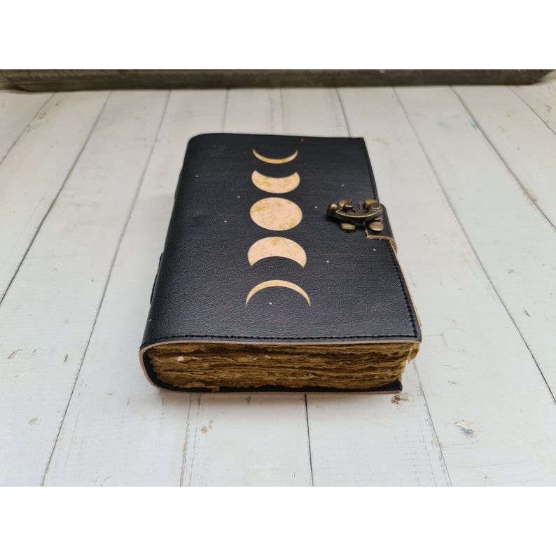 

Гримуар журнал Кожаный принт богиня луны журнал Пустая книга заклинаний Книга теней Кожаные подарки для него альбом для эскизов журнал блокнот 7 x 5 in