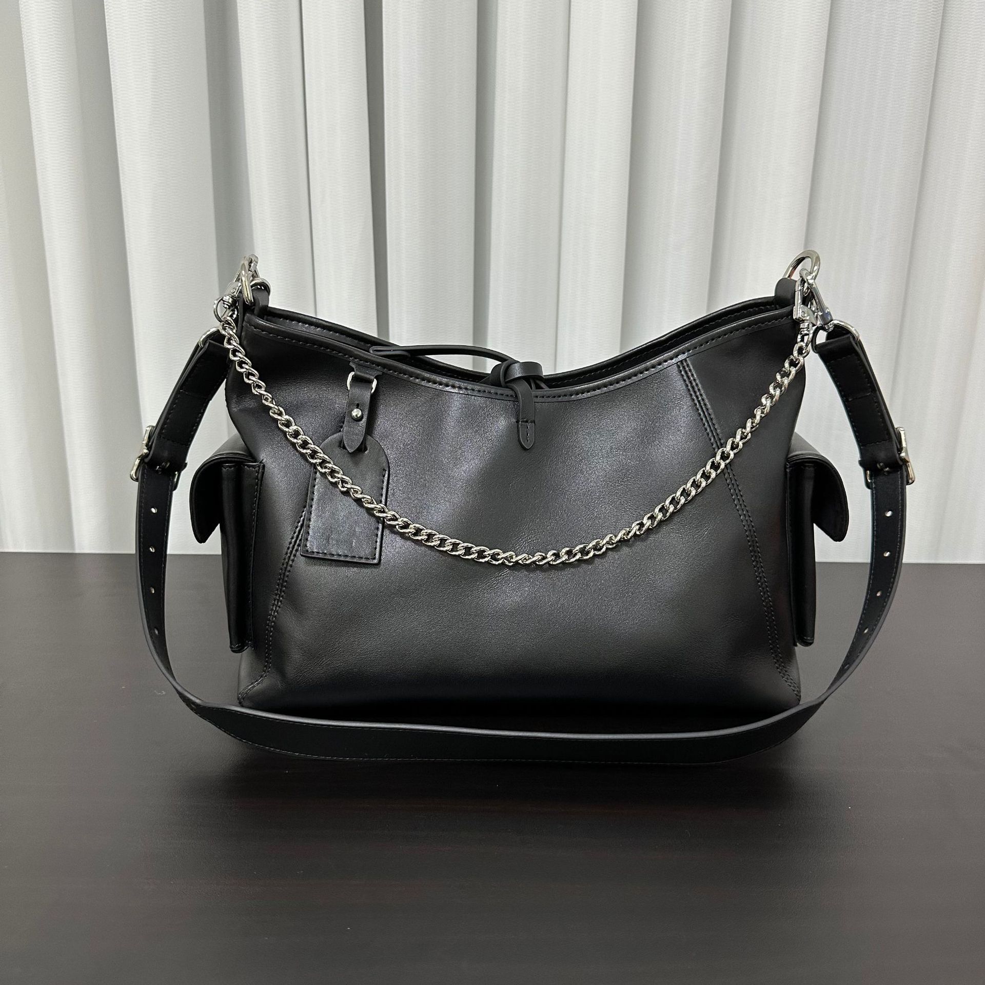 

2025 Новая сумка почтальона из мягкой кожи первого слоя Black Warrior для мотоцикла, на одно плечо, для поездок на работу, тоут, цепочка, кожаная женская сумка 31x15x21cm чёрный