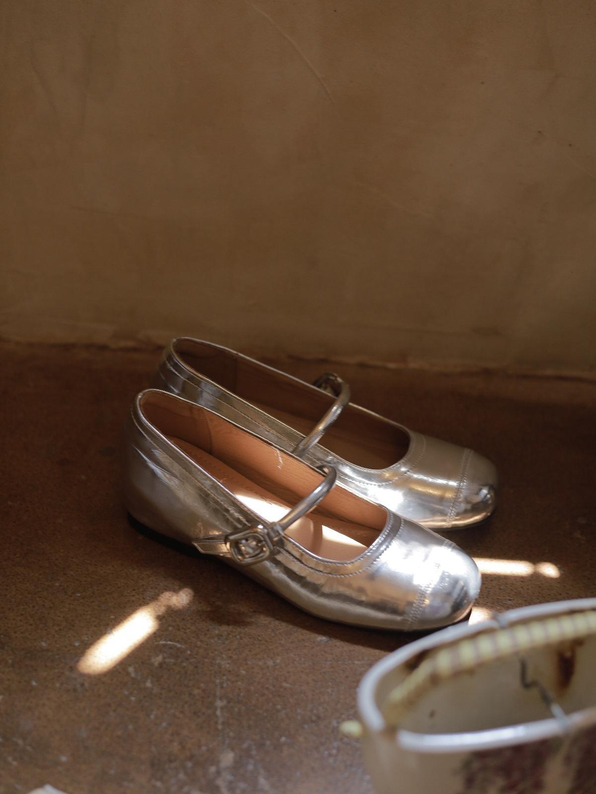 

Autumn new square head inner height increase single shoes small retro versatile square buckle shallow mouth Mary Jane shoes women 39