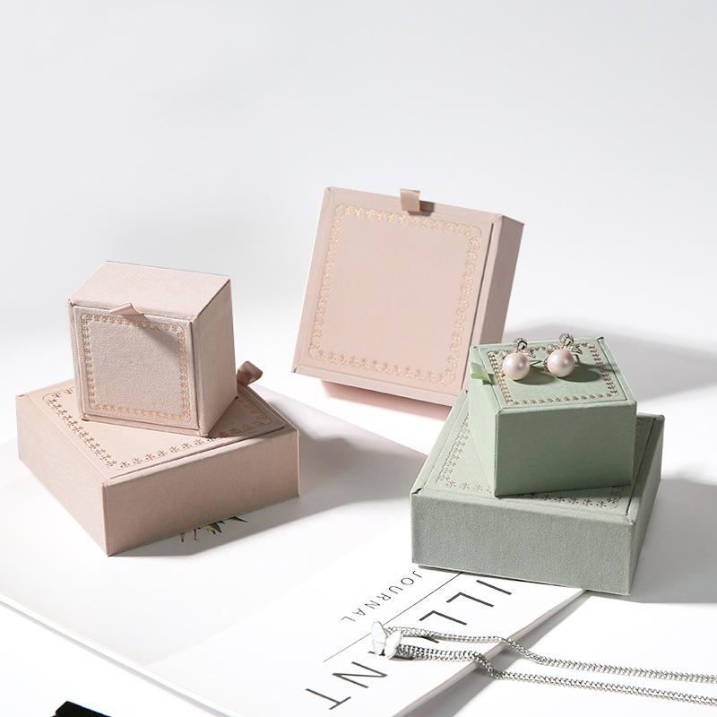 Vintage Velvet Jewelry Box with Lace and Hot Stamping – Ideal for Rings, Pendants, and Bangles.