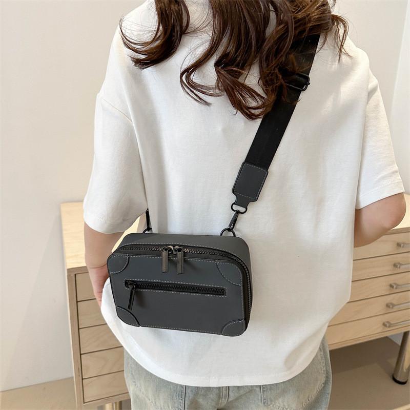 Stylish Men's Casual Crossbody Bag Fashionable Minimalist Commuter Small Square Bag