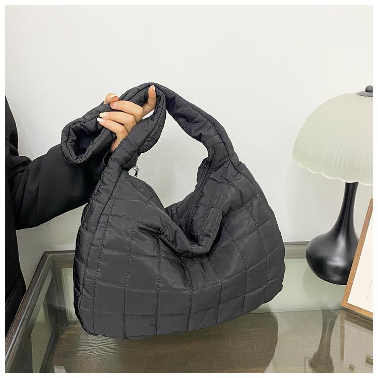 Lazy Wind Rhombus Cloud Casual Winter Cotton Embroidery Thread New Personalized Casual Lightweight Underarm Messenger Bag