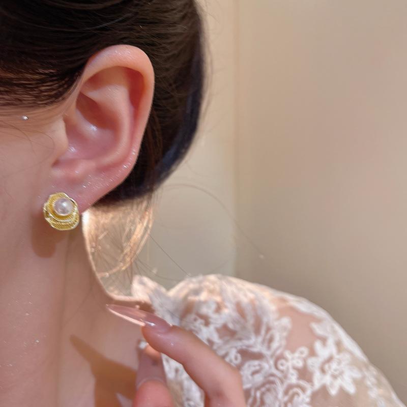 Lotus leaf pearl stud earrings women's light luxury gold earrings retro personalized earrings