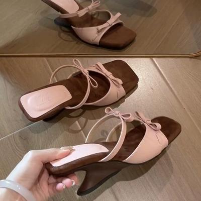 2025 Dames Slippers Zomer Nieuw Hoge Hakken Vierkante Neus Open Teen Strik Sandalen Casual Mode Zoete Afwijkende Slippers