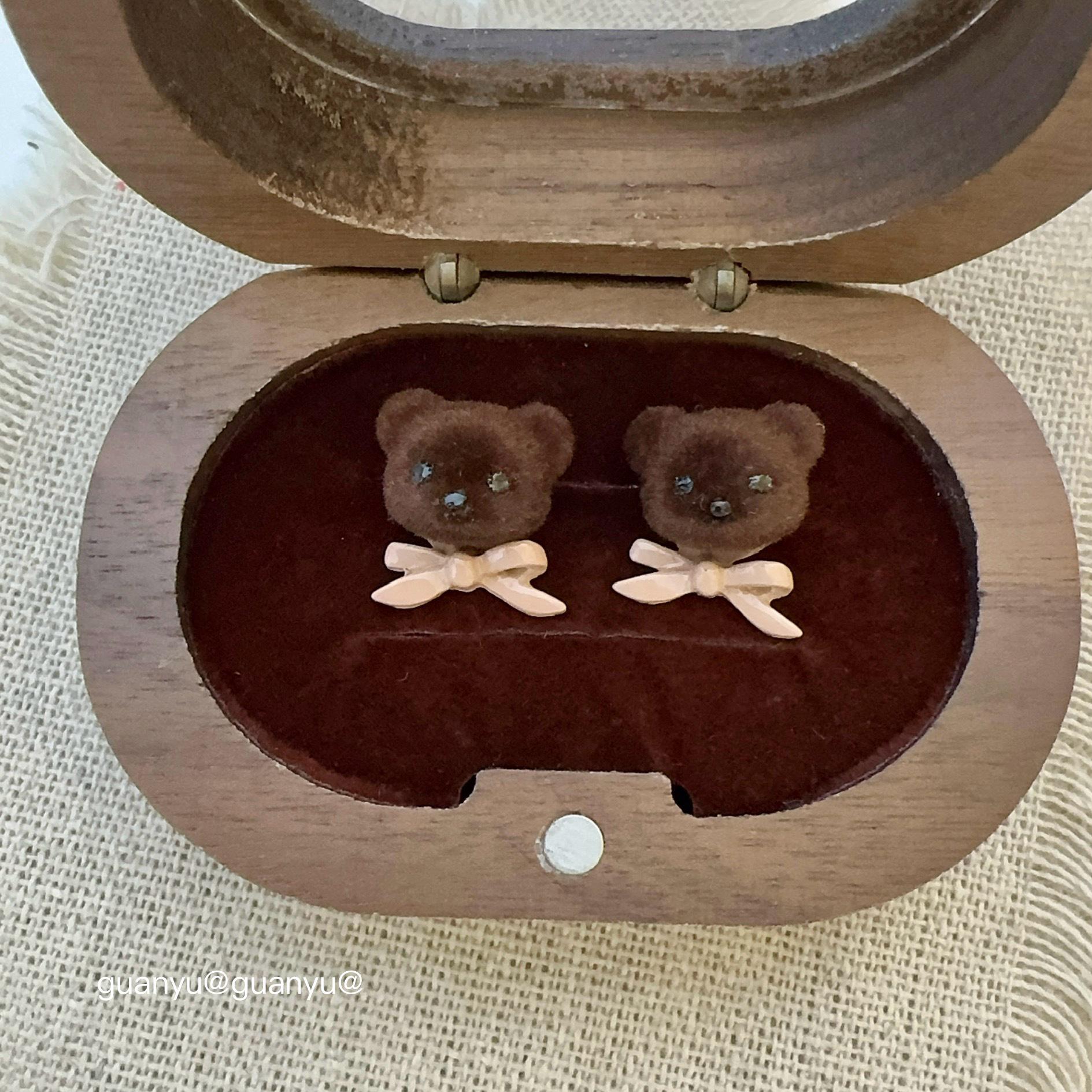 

Осенне-зимние серьги-бантики с плюшевыми мишками: Элегантная и Универсальная Женская Мода