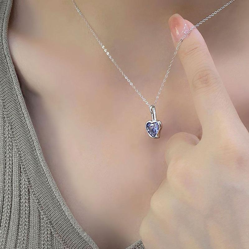 Bunte Diamant Liebeskette Irregulärer Herzförmiger Anhänger Nische High-End Schlüsselbeinkette Kalter Stil