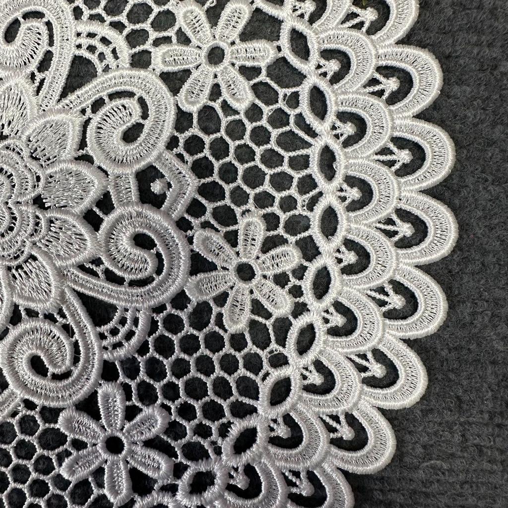 Francouzská retro bílá krajková kulatá prostírka s hustou výšivkou