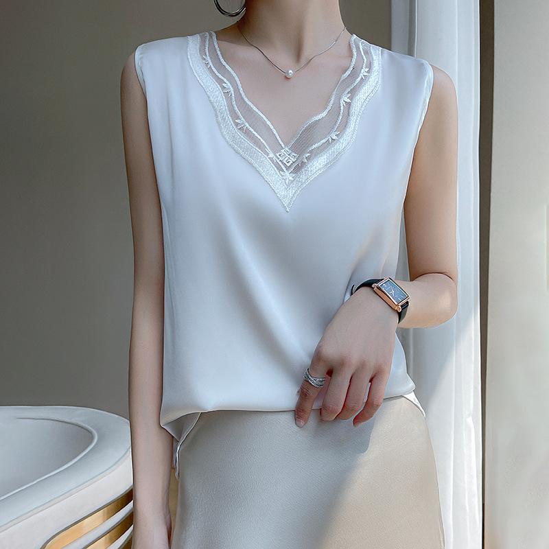 Wear A Strappy Vest and A Small Blouse with A Sleeveless Base Layer and A Lace V-neck Top