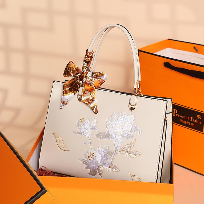 New Chinese-style embroidered women s handbag, light luxury middle-aged mom bag, Mother s Day gift bag, crossbody women s bag Lotus white