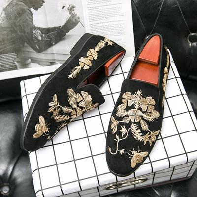 Britische Mode Neue Herren Spitz Wildleder Stickerei Freizeitschuhe Männliche Slipper Hochzeitskleid Formelles Schuhwerk Zapatos Hombre