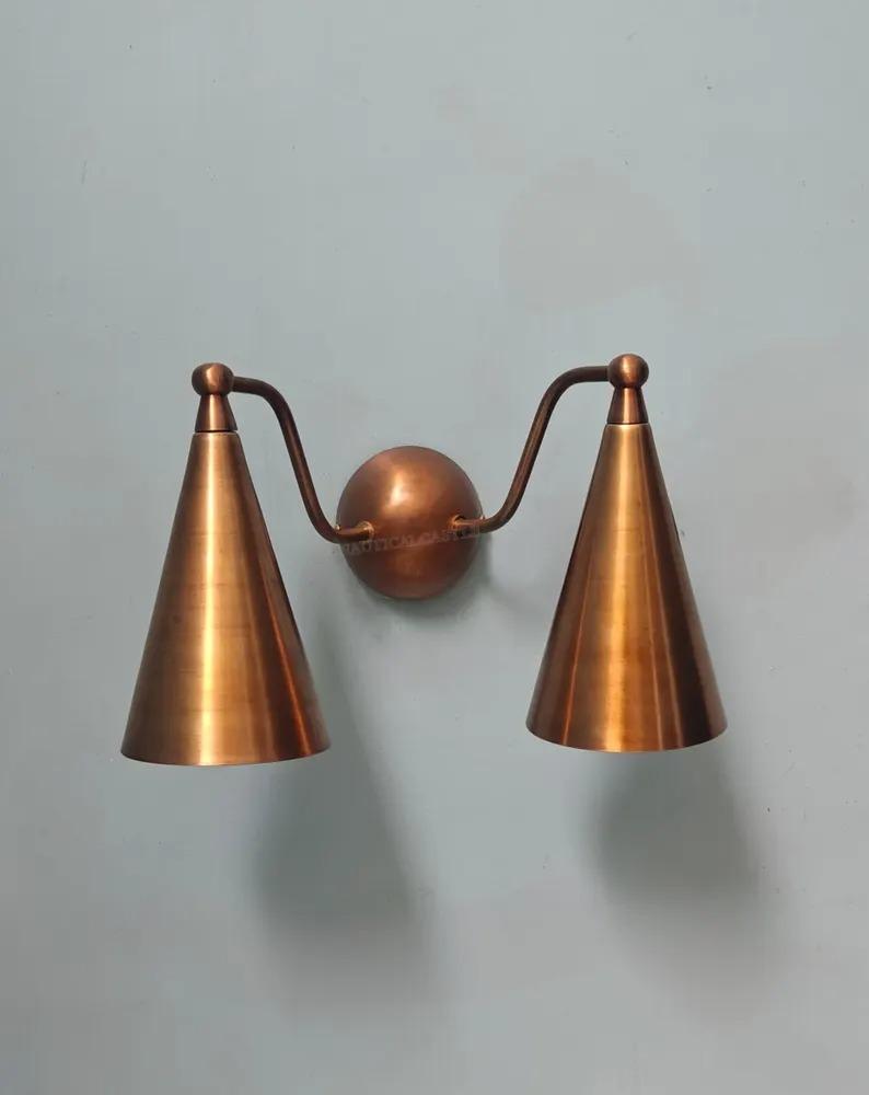 Para mosiężnych kinkietów ściennych: Lampy stożkowe wtykowe w stylu mid-century modern