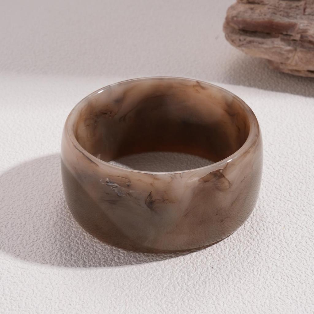 Unique Retro Resin Bracelet: Personalized Fashion Jewelry for Women
