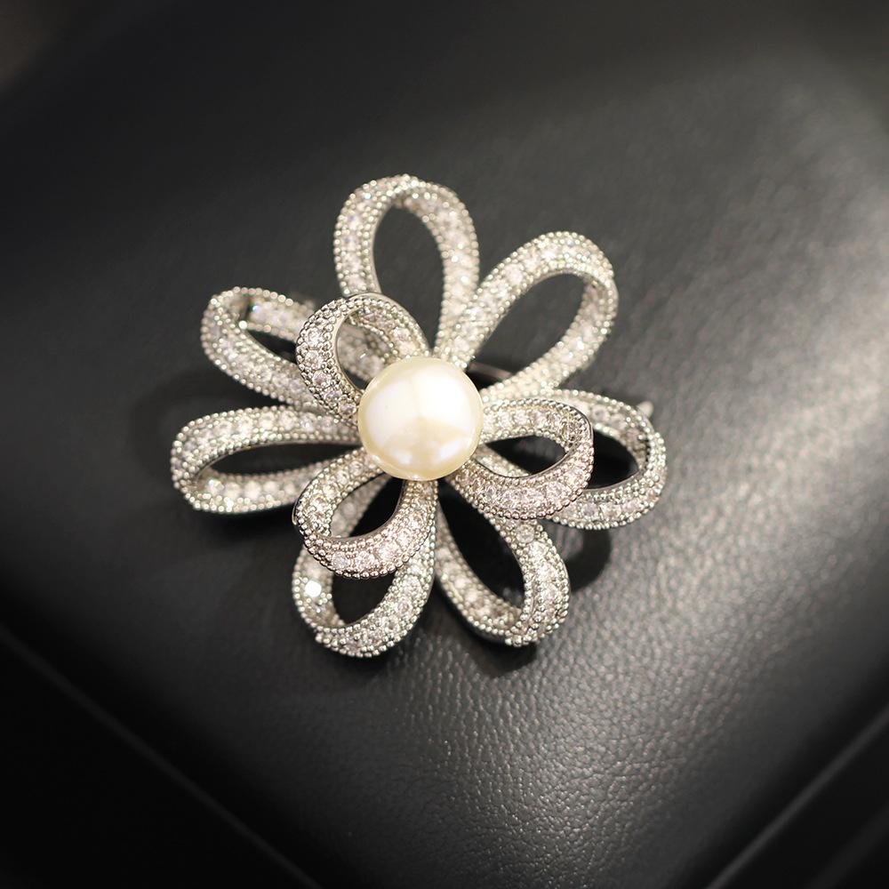 New micro-inlaid zircon knotted stone-inlaid flower brooch temperament pearl flower anti-light pin coat accessories women