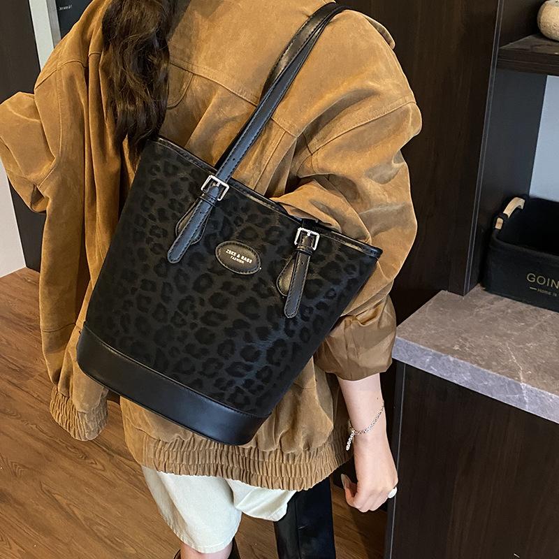 Retro bag women's large capacity 2025 new autumn and winter casual shoulder armpit bag popular commuter bucket bag this year