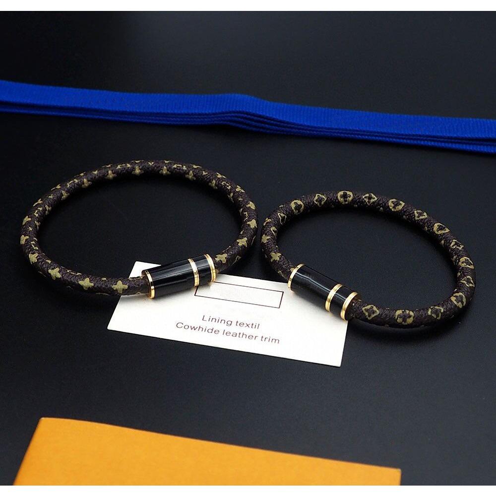 

Titanium steel jewelry V-shaped couple leather rope drip oil magnetic buckle bracelet men s and women s gray checkered antique leather bracelet