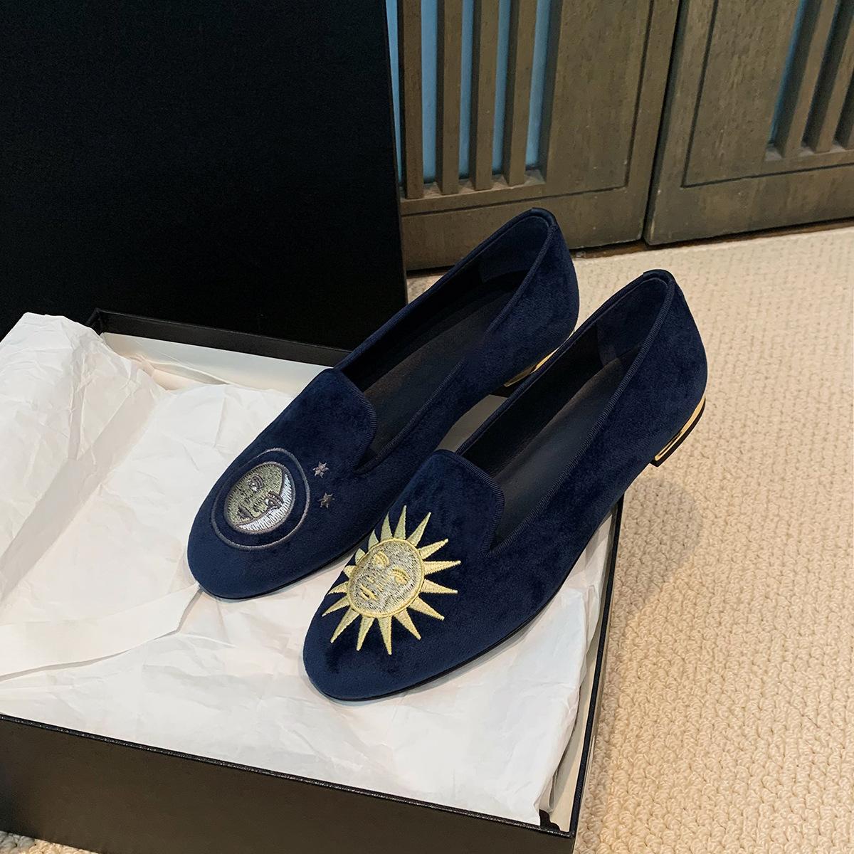 

Grape mother winter new fashion Korean version flat shoes small thick heel French embroidery one-pedal love bean shoes 35