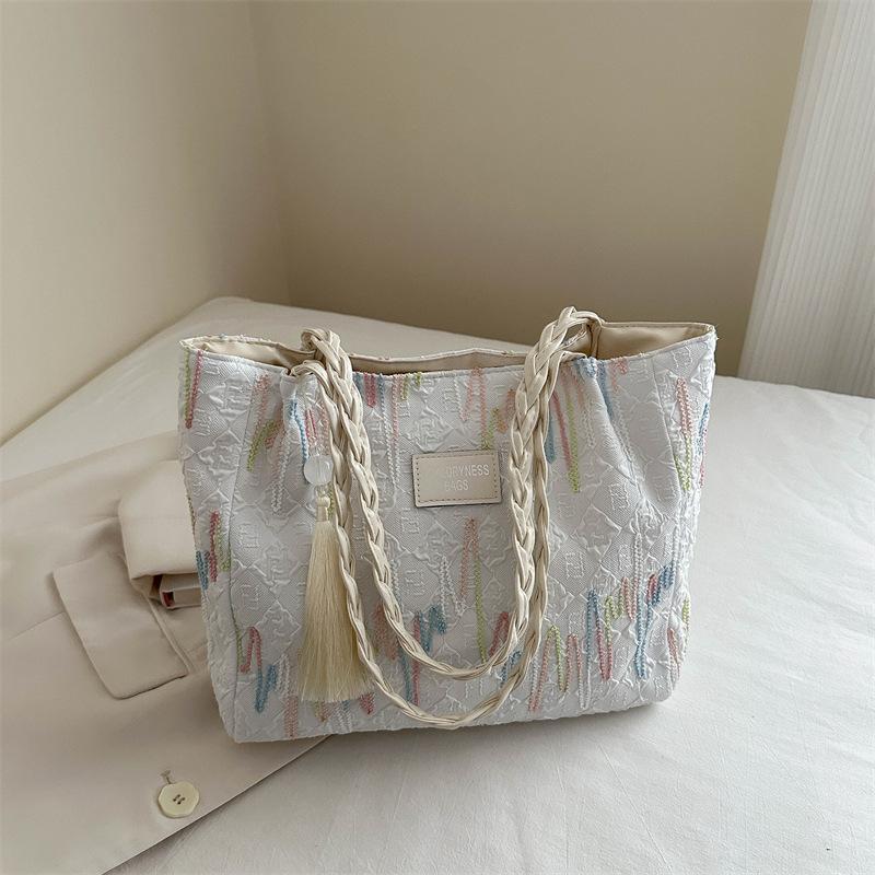 

Нишевая дорожная сумка в иностранном стиле, красивая повседневная сумка-тоут большой вместимости, женская летняя новинка 2025 года, персонализированная сумка через плечо/подмышку белый