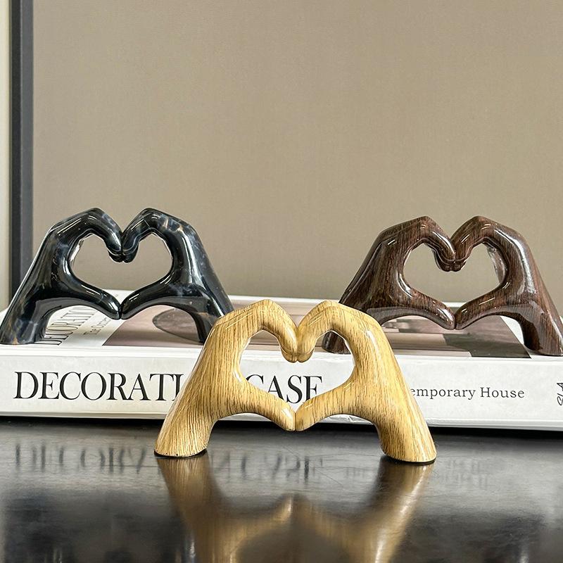 Creative Graffiti Resin Hand Heart Gesture Statue Home Decoration Nordic Heart Shaped Statue For Girlfriend Valentine Day Gift