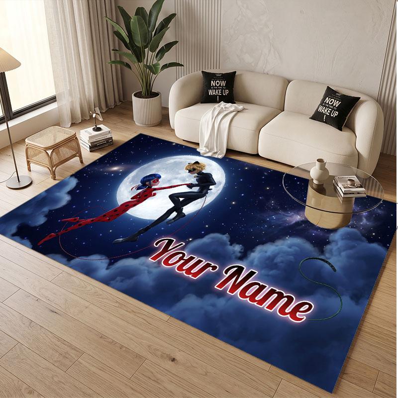 Tappeto in Cristallo Vellutato con Testo Nome Personalizzato, Tappeto Decorativo Morbido Peluche Miraculous Ladybug Antiscivolo per Pavimento