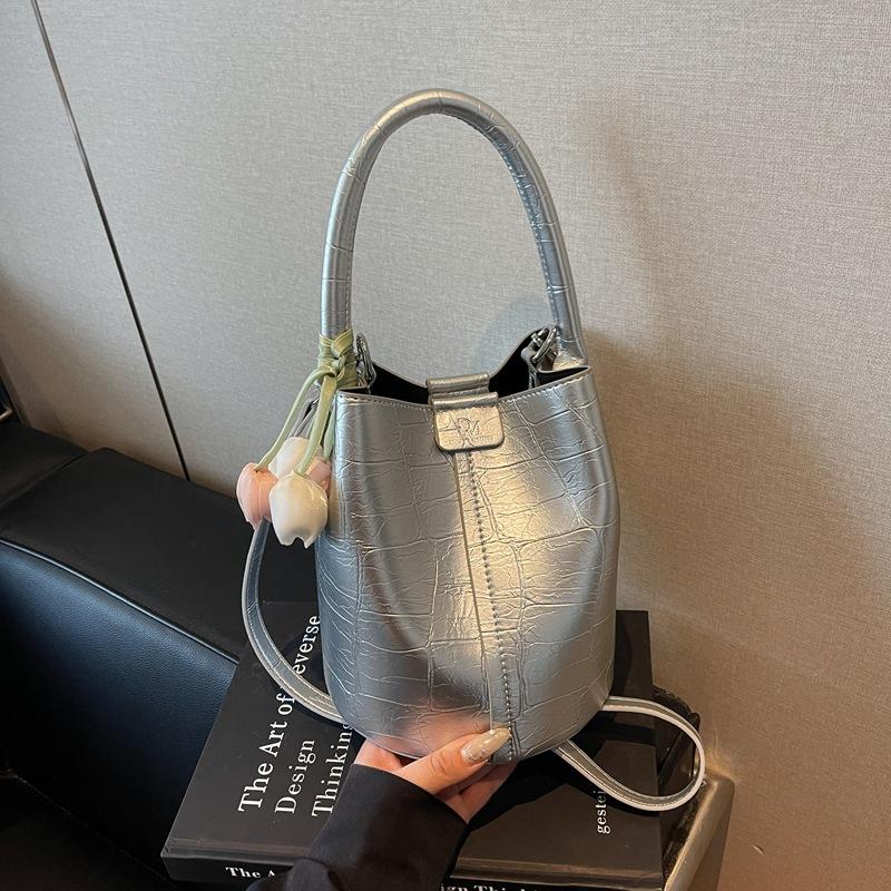 Bags Women's New Casual Commuter Handbags Fashion Versatile Shoulder Messenger Bags Niche Bucket Bags