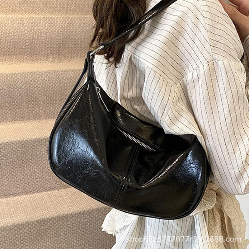 New Simple Bag Female Moon Underarm Oily Skin Trendy Super Soft Shoulder Dumpling Bag Premium Texture Messenger Bag