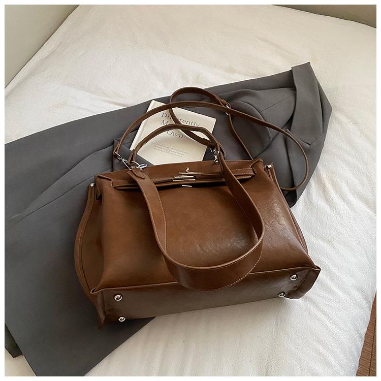 

Сумка-тоут большой вместимости в ретро-стиле для поездок на работу, женская, новый тренд 2025, осенне-зимняя мода, универсальная плечевая сумка коричневый