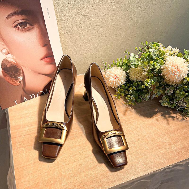6888-3 Französische quadratische Zehenpartie High Heels Damenmode Pendeln Temperament Leichter Mund Dicker Absatz Einzelne Schuhe Metallische quadratische Schnalle High Heels