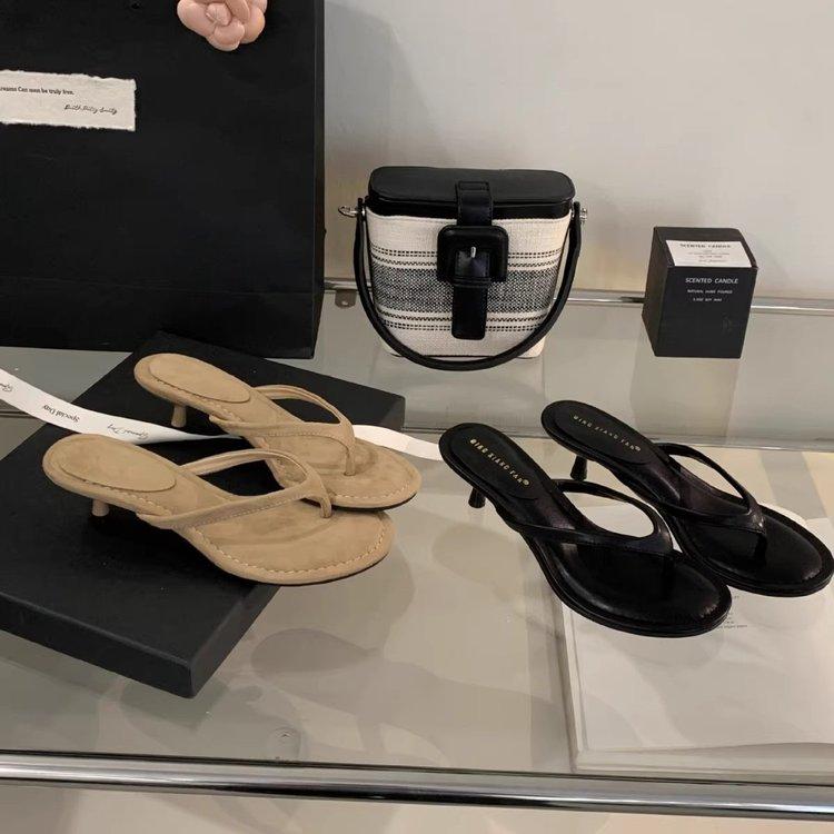2026 Sommer Neue Runde Zehenpartie Hoher Absatz Fischgrätenmuster Strandresort-Stil Flip-Flops mit Zehenspreizer und Mittlerem Absatz