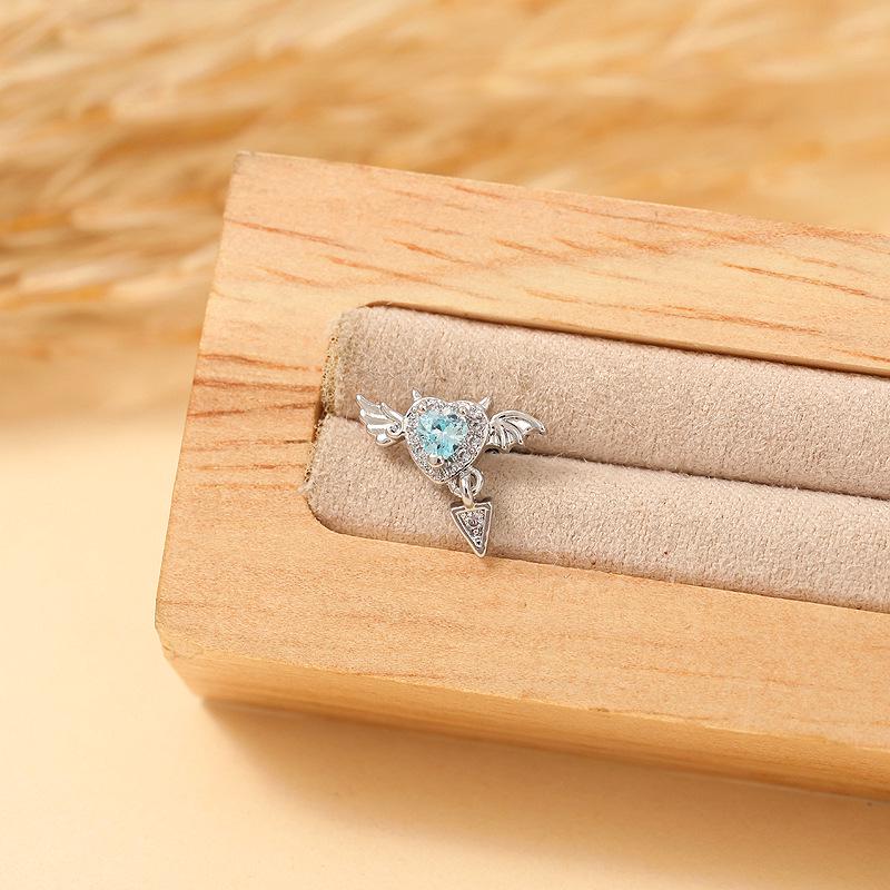 

Универсальные серьги-пусеты в виде сердечка и крыльев с цирконом для хряща и козелка - аксессуар на Хэллоуин