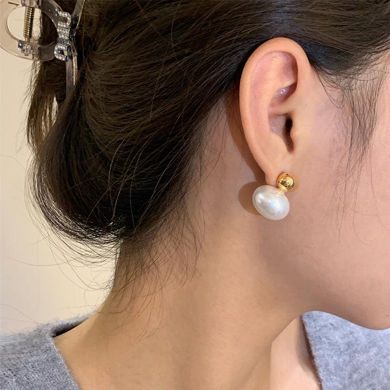 Gold Flat Round Pearl Stud Earrings - Light Luxury High-End Fashion Design for Women
