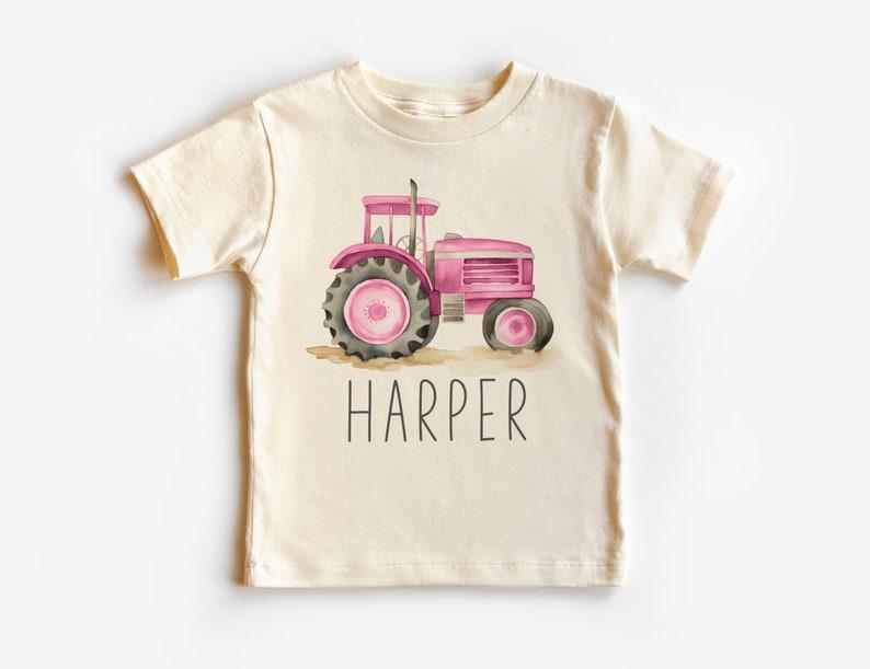 Maglietta Rosa Personalizzata con Trattore per Bambini - Carina con Nome Personalizzato - Outfit da Contadino con Trattore per Bambine - Magliette Naturali Boho per Bambini