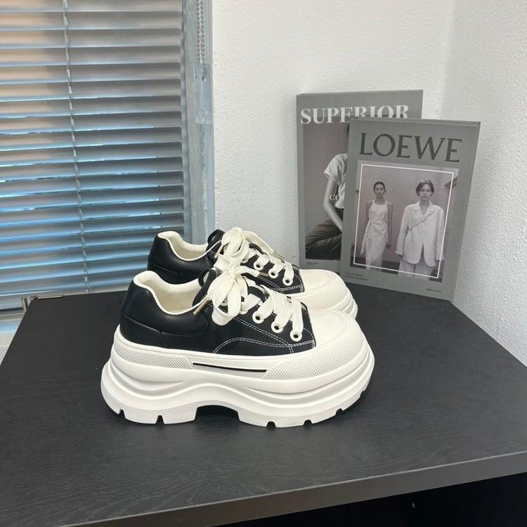 Star with the Same Thick-soled White Shoes, Women's 2025 New Autumn Leather Shoes, Versatile Casual Black and White Heightening Board Shoes